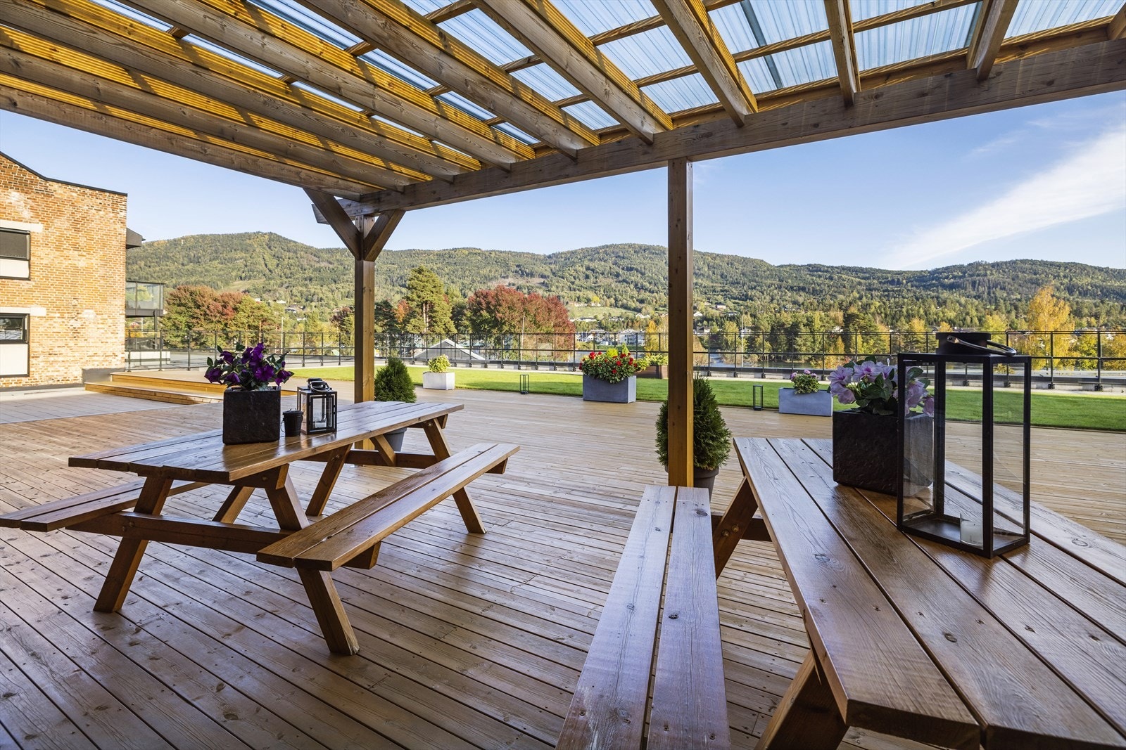 Leiligheten har tilgang til felles takterrasse, med tilgjengelig grill, utemøbler og puter. Galleribilde