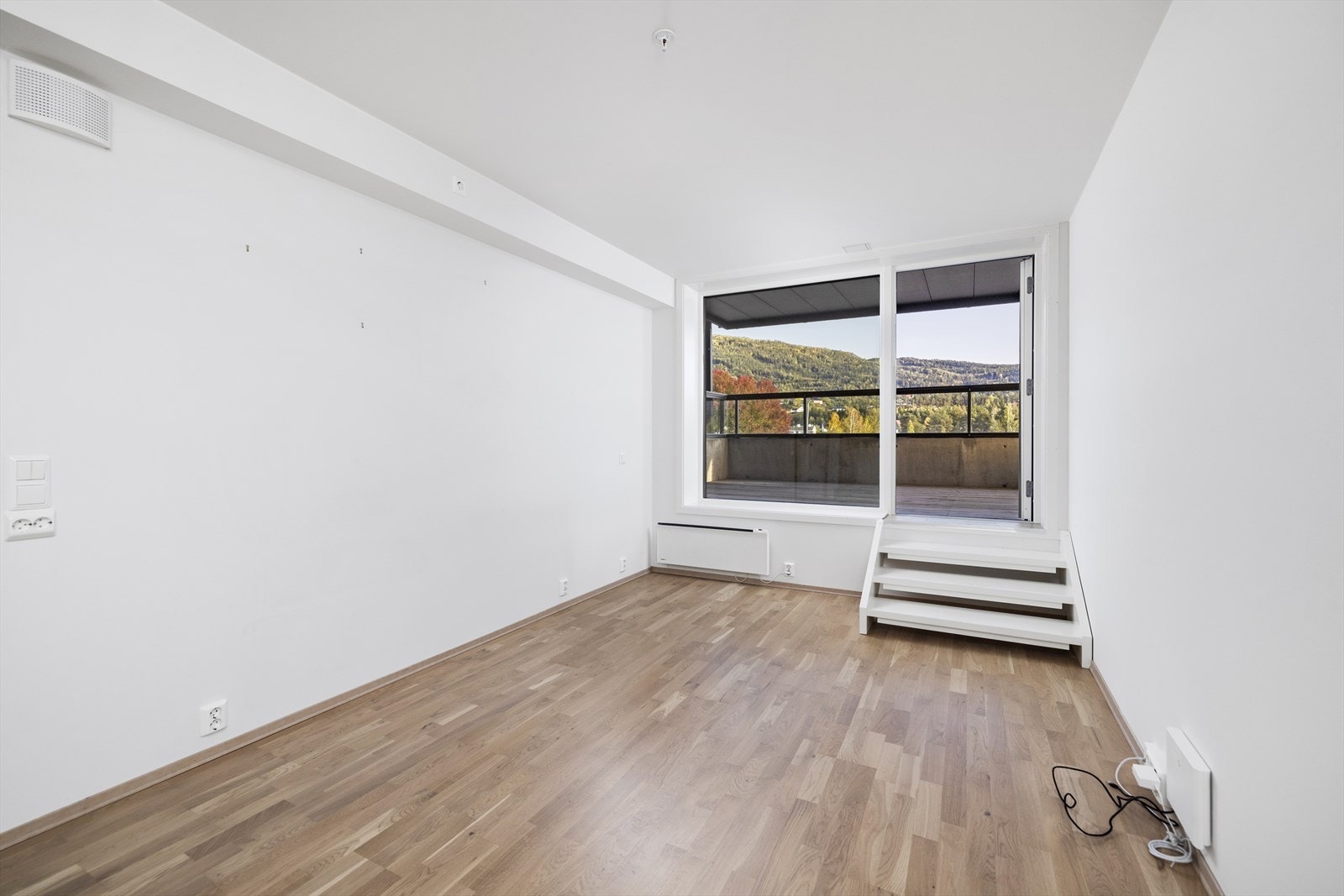 Det er parkett på gulv og glatte, malte flater på vegger. Galleribilde