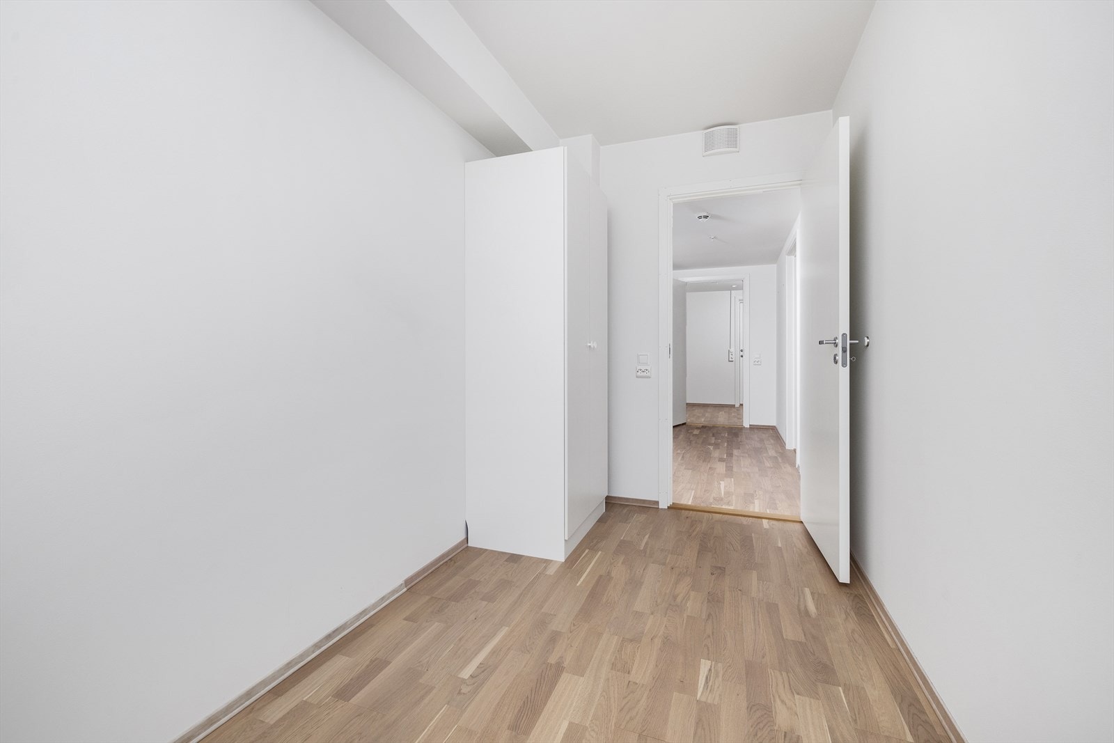 Soverom 1 - Leiligheten har totalt to soverom hvor begge har garderobeskap. Galleribilde