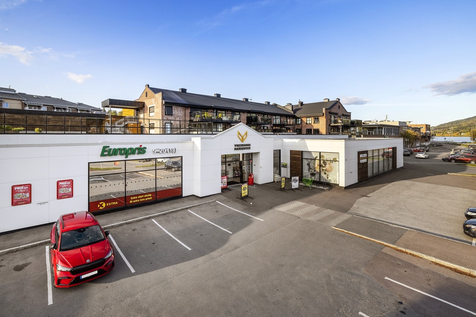 Vikersundgata 34 har en fin og meget sentral beliggenhet, i et etablert og hyggelig boligstrøk i Vikersund sentrum. Galleribilde