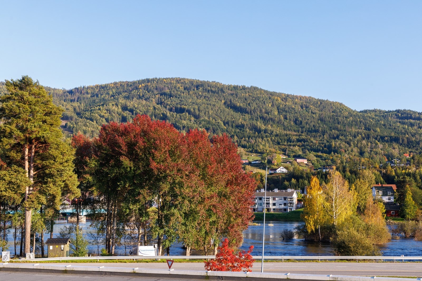 Vikersund sentrum kan by på et variert utvalg av servicetilbud og nærsenteret som huser både dagligvarer, apotek, kafé, sportsbutikker, interiør, frisør og klær. Galleribilde