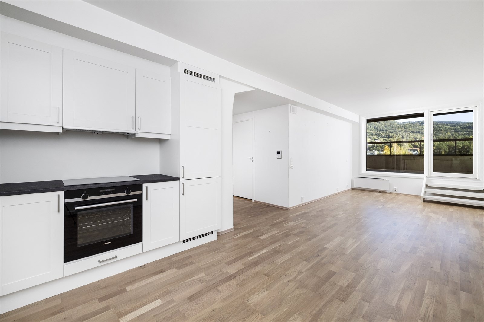 Leiligheten er hvitmalt og oppleves som lys og luftig. Galleribilde