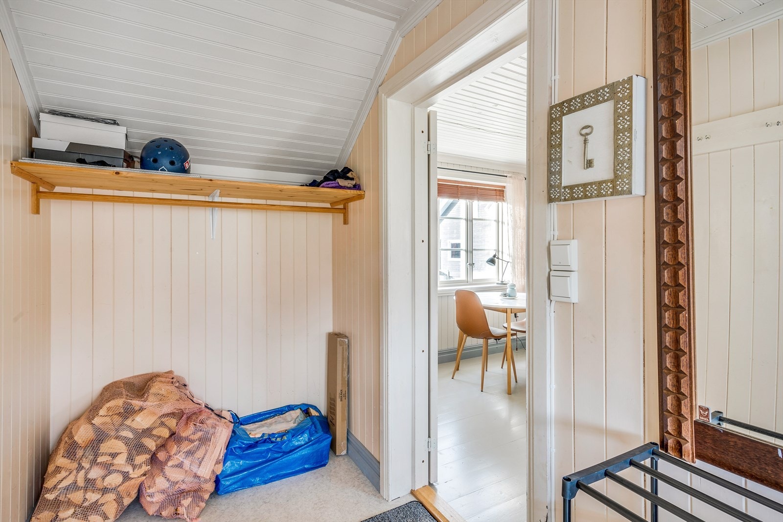 Entré med god plass til å henge av seg ytterklær, samt inngang til stue. Galleribilde