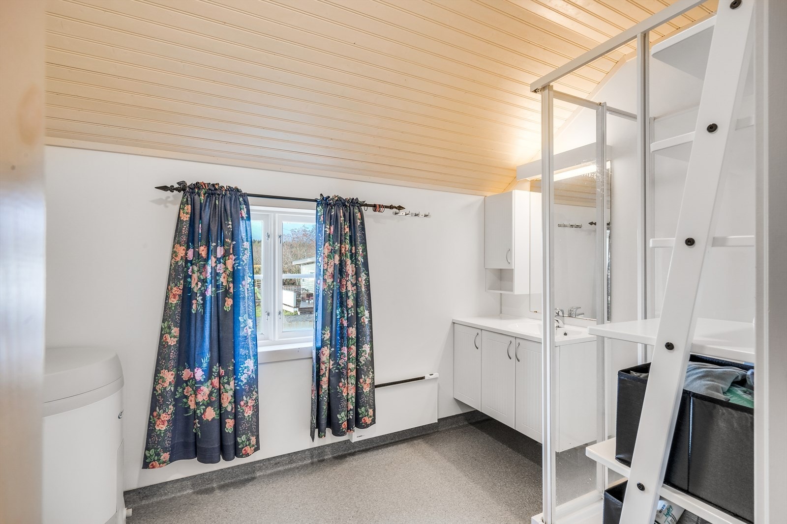 Rommet har gulvbelegg med sluk, våtromsplater og panel i himling. Galleribilde