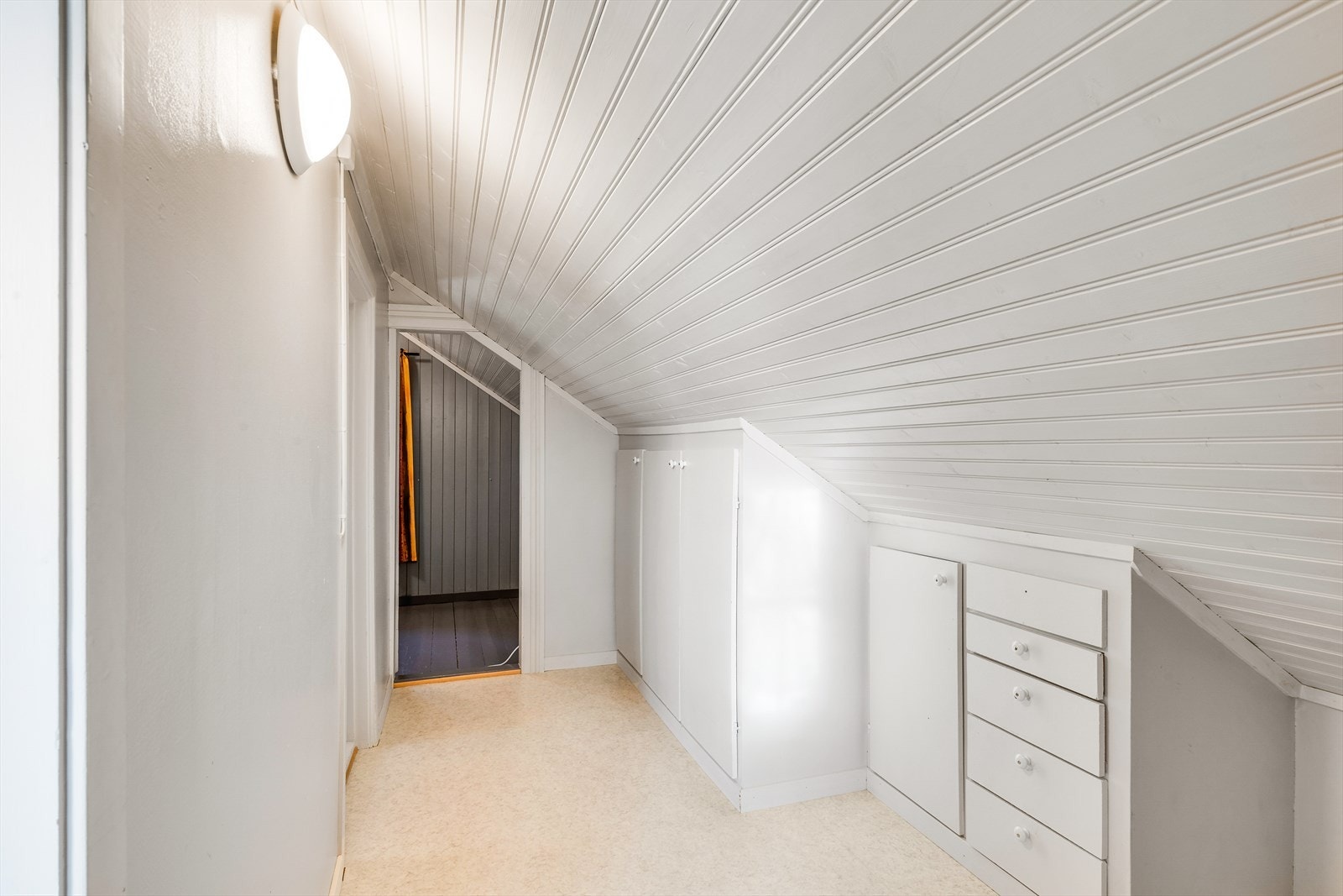 Her er det inngang til 2 soverom og et disponibelt rom. Galleribilde