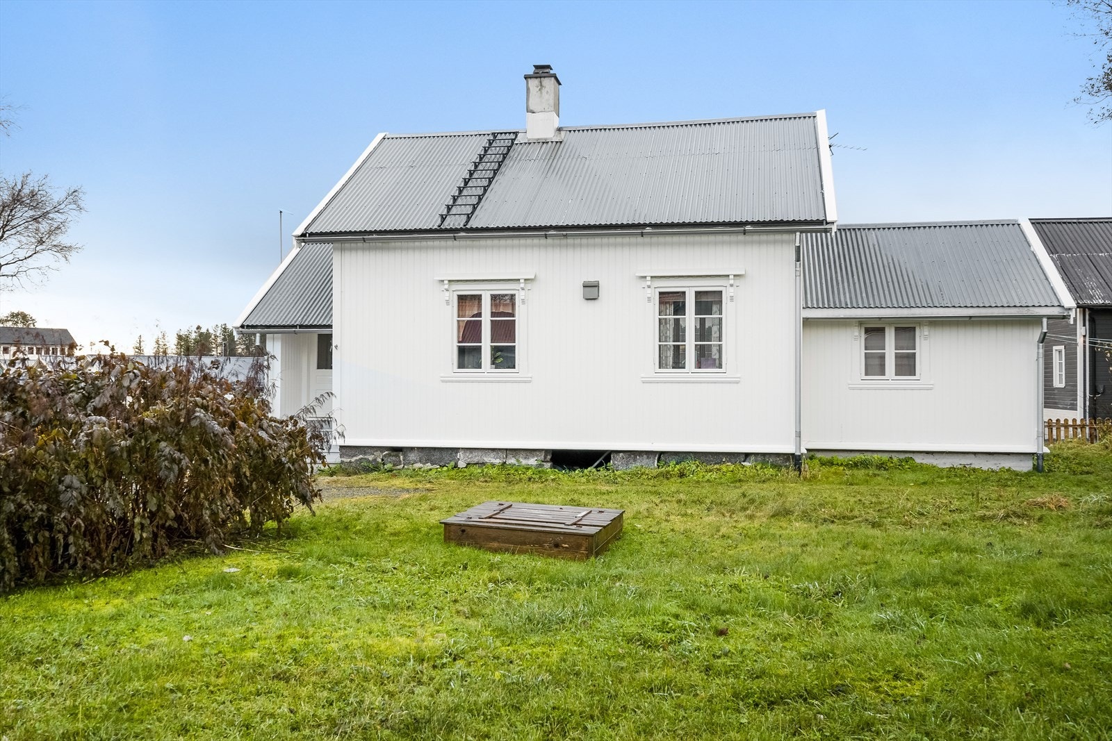 Eneboligen er opprinnelig fra ca. 1905 men ble både renovert og tilbygget i 2010/2011. Tilbygget med bad og vaskerom. Galleribilde
