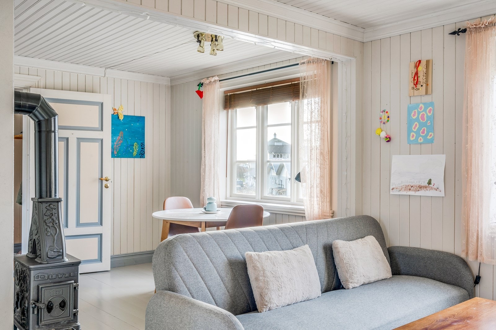 Videre kommer du inn til en vinkelstue som er innredet med både spiseplass og sofakrok. Galleribilde
