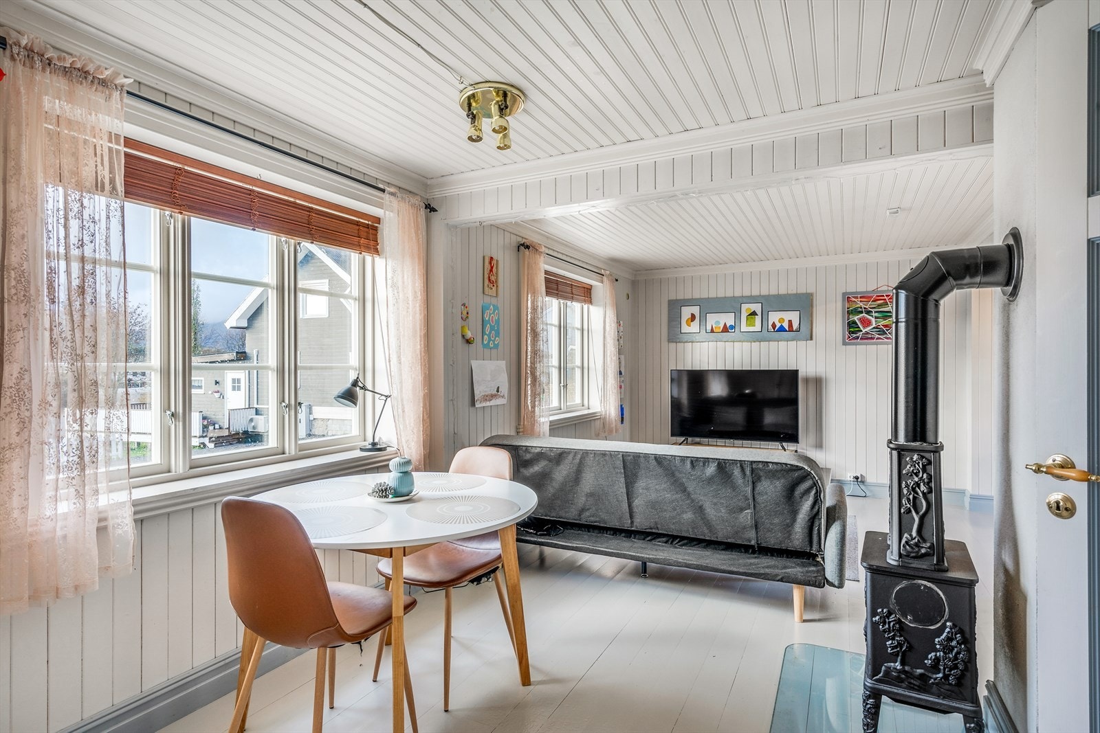 I stuen er det montert en Dovre vedovn på glassplate for lun varme og koselig stemning. Galleribilde