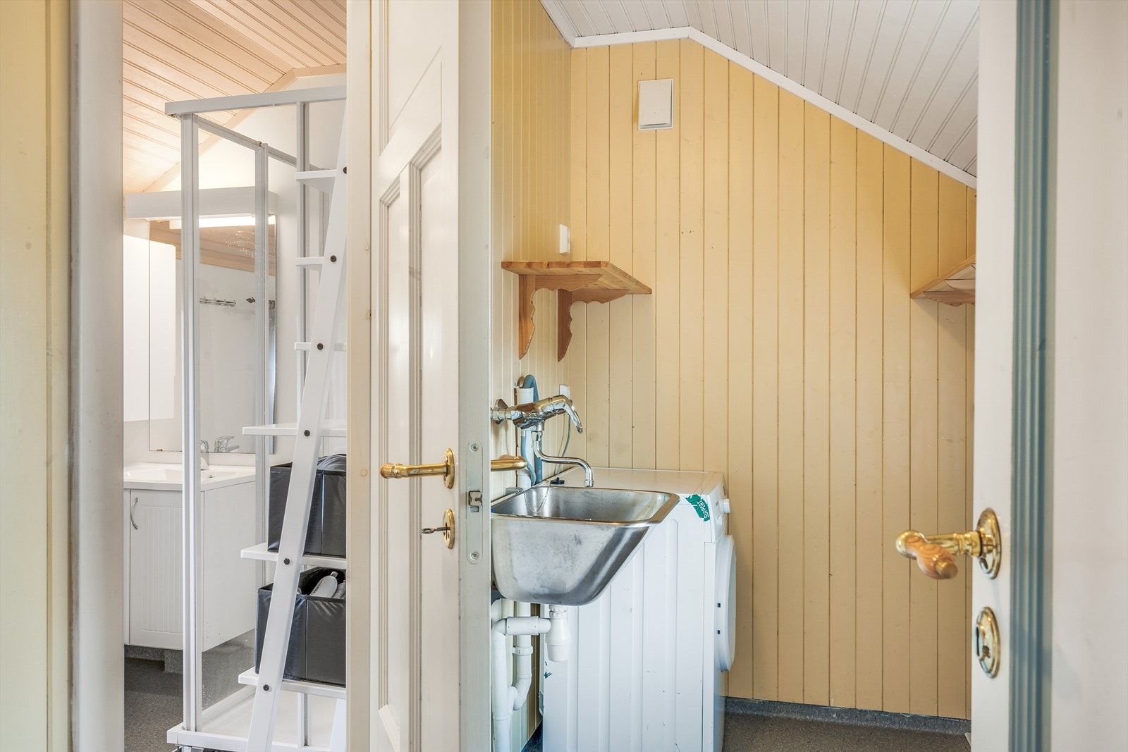 Vaskerom har gulvbelegg med sluk, skyllekum og opplegg for vaskemaskin. Galleribilde
