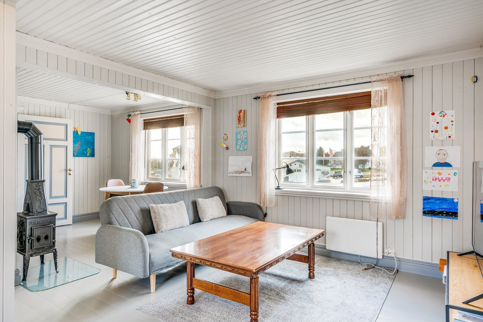 Stuen får godt gjennomlys fra flere vinduer. Galleribilde