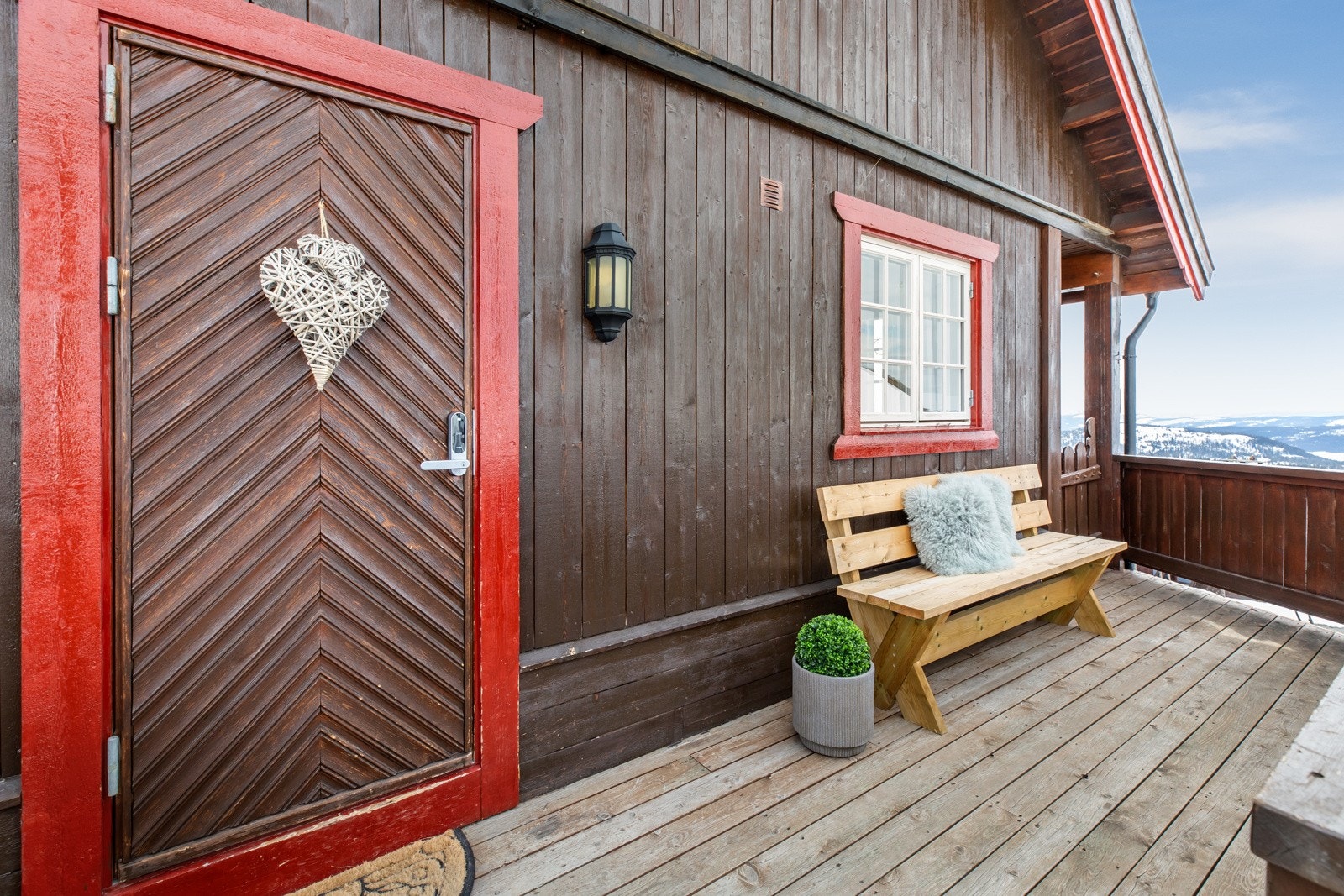 Åpen terrasse i forbindelse med inngangspartiet Galleribilde