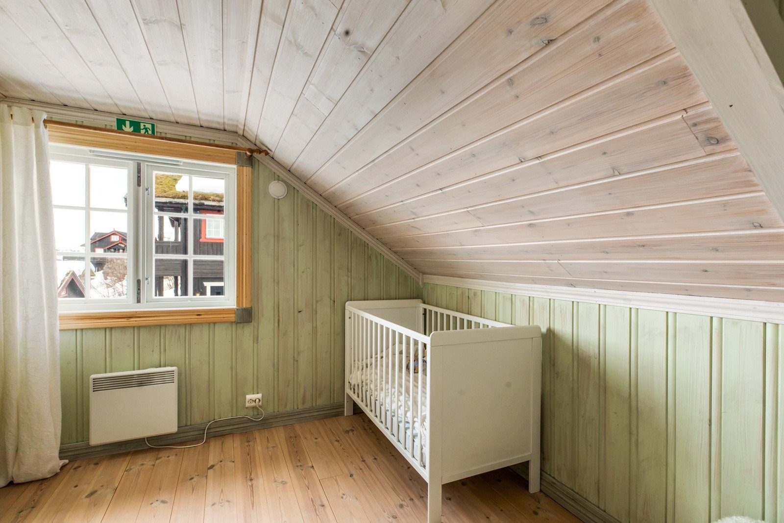 Begge rom har plassbygde skap Galleribilde