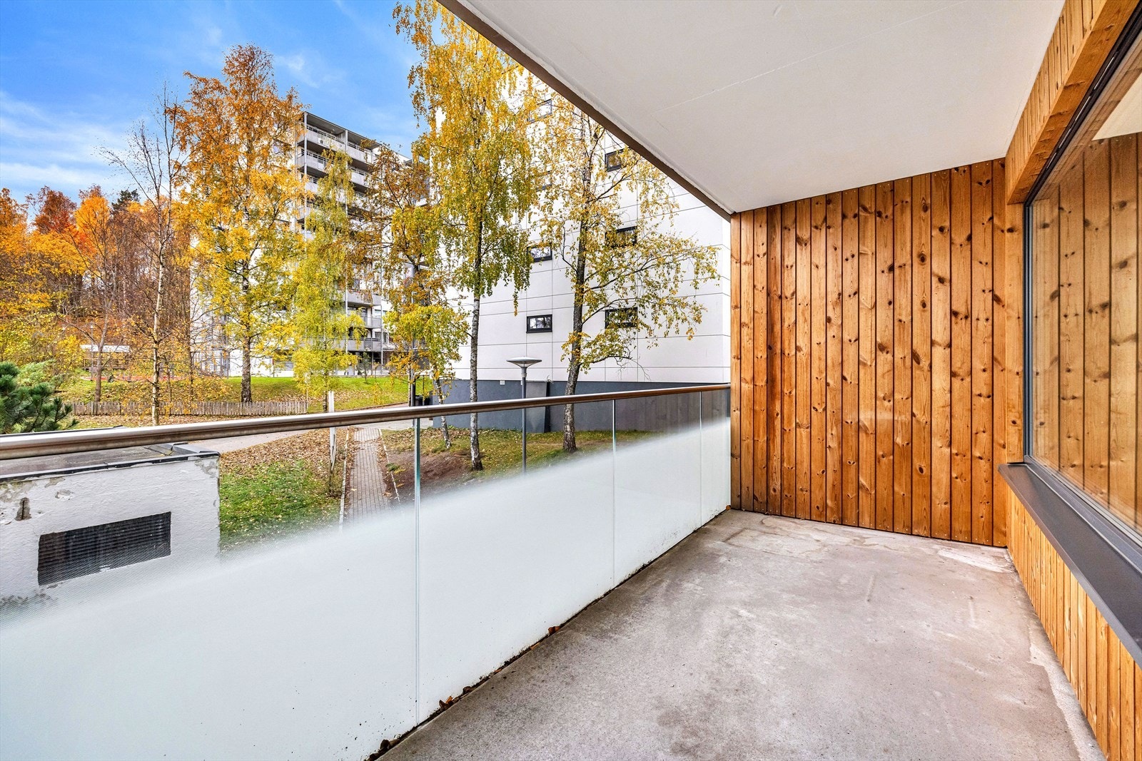 Romslig balkong på 7,5 m² med plass til sittegruppe og grill. Galleribilde