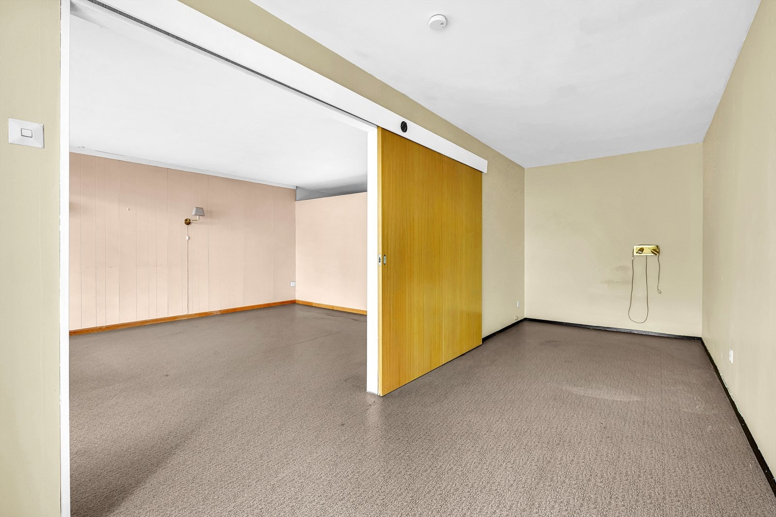 Soverom med god plass til seng, nattbord og tilhørende garderobe. Galleribilde