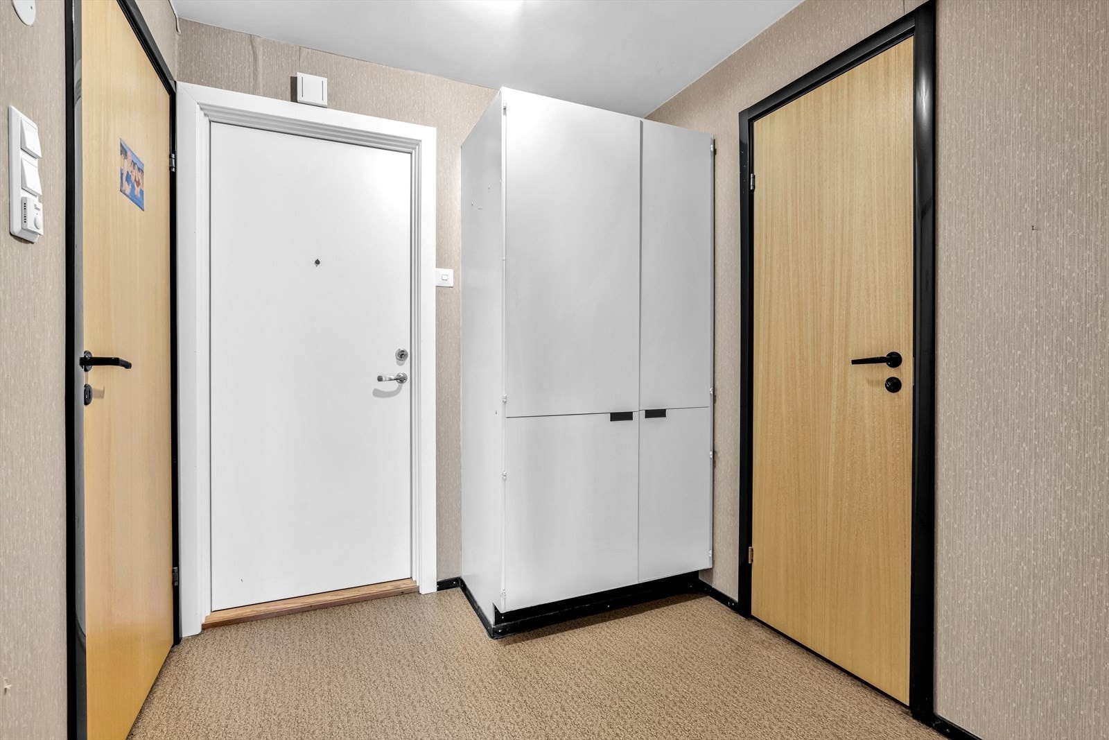 Entre med god plass til egen garderobe for oppbevaring av klær og sko. Galleribilde