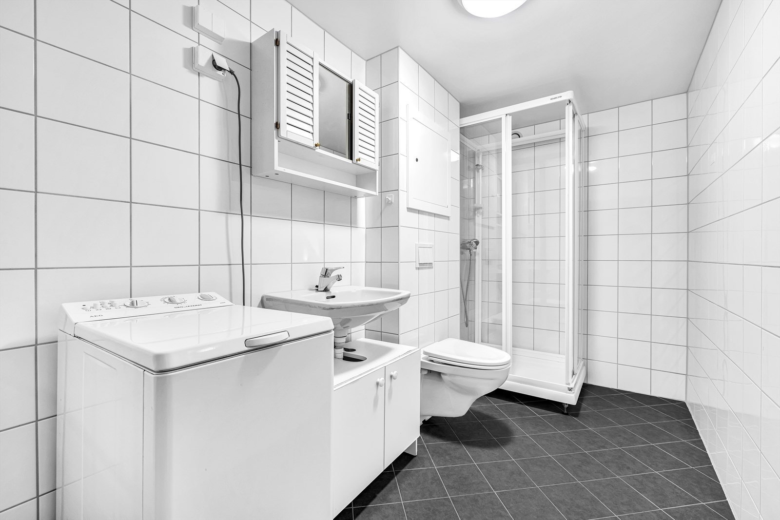 Lyst flislagt bad, rehabilitert i 2018 med varme i gulv og opplegg for vaskemaskin. Galleribilde