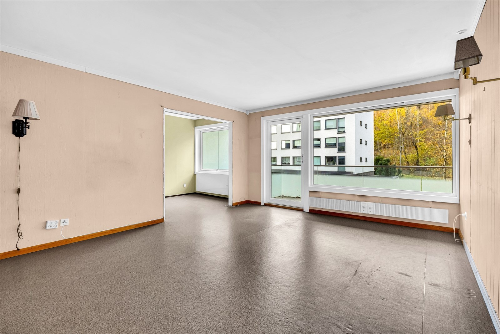 De store vinduene bader rommet i naturlig lys. Galleribilde