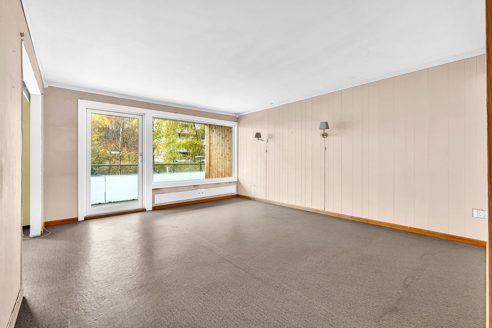 Romslig stue med mange muligheter og adkomst til flott nordvestvendt balkong. Galleribilde