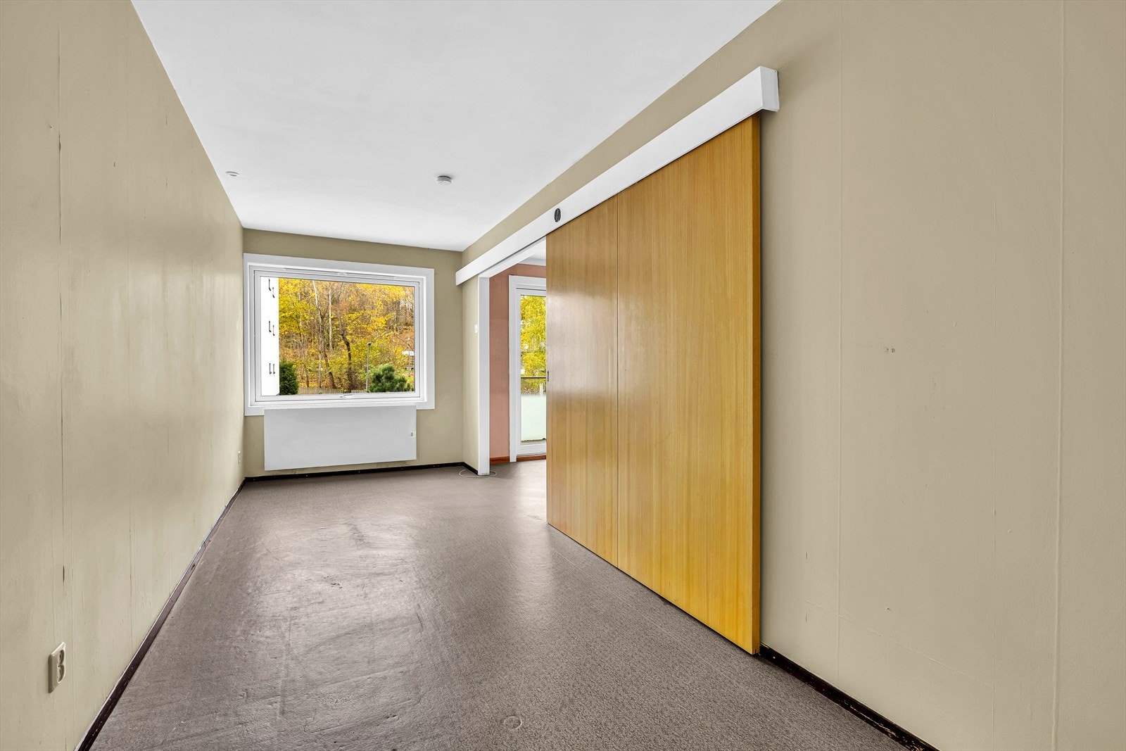 Glatt skyvedør mellom soverom og stue. Galleribilde