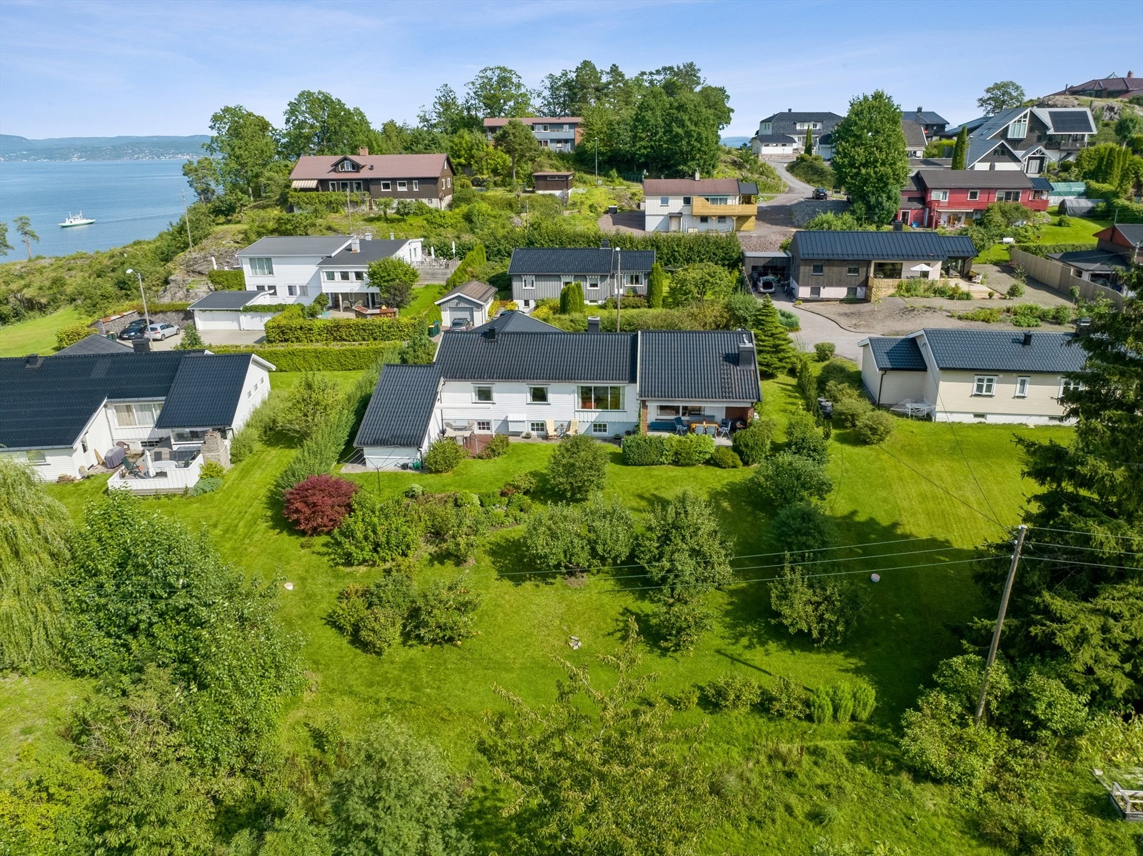 Dronefoto fra eiendommen fra hagesiden Galleribilde