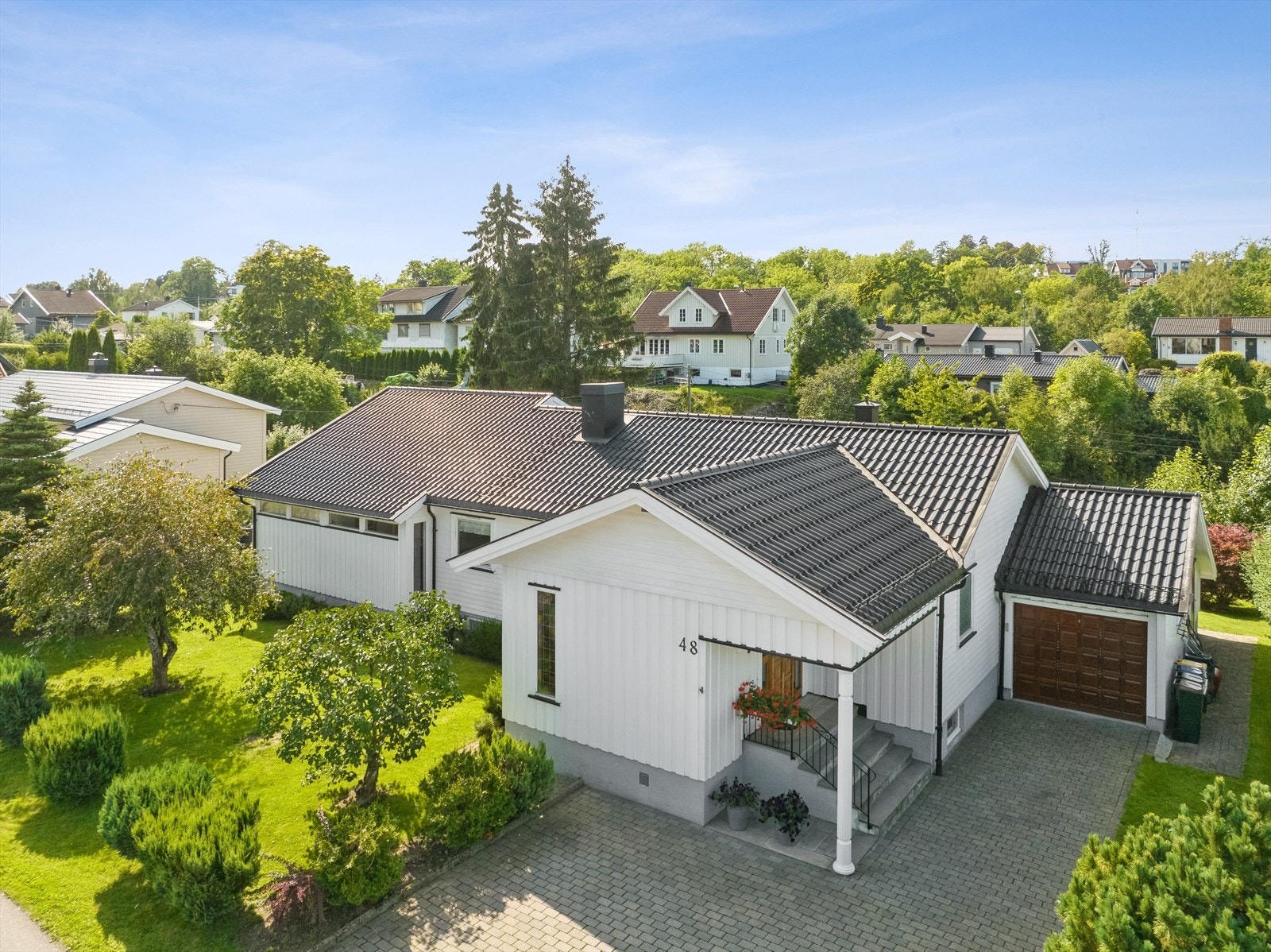 Fasade fra inngang. Belegningstein i gårdsplass Galleribilde