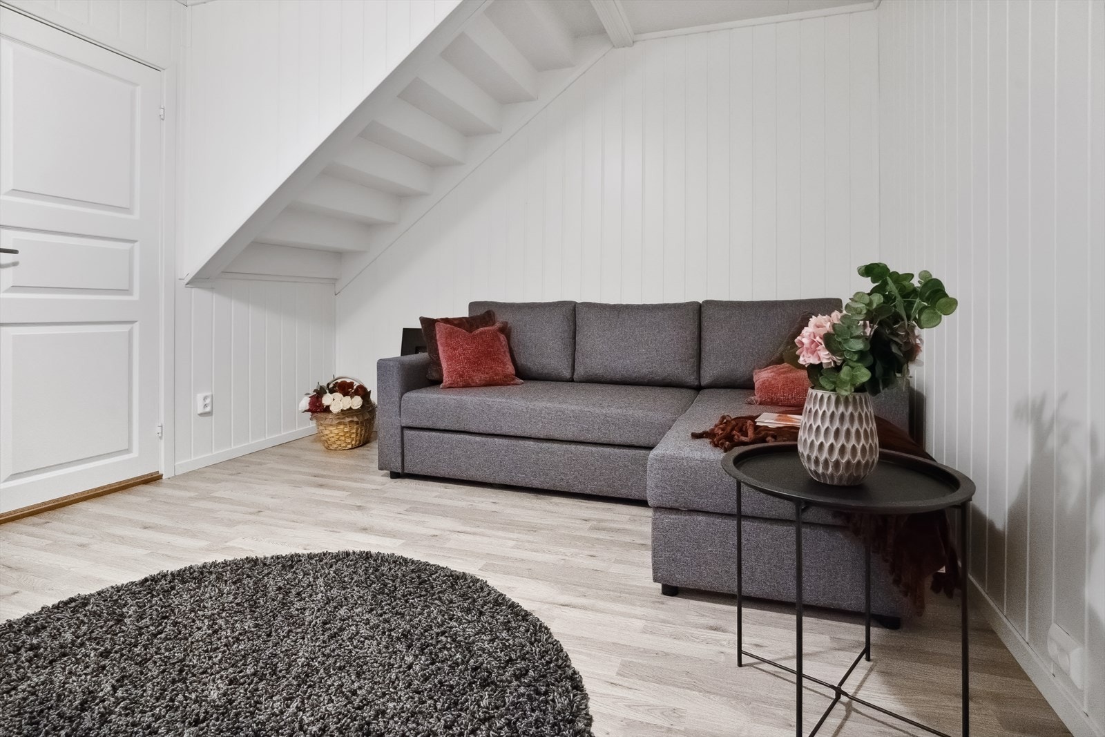 - Det er etablert en stue i underetasjen, rommet er i originale tegninger definert som redskap/sport. Arbeidet er ikke byggemeldt, se kommentar under "innhold" og"ferdigattest" i salgsoppgave for mer informasjon. Galleribilde