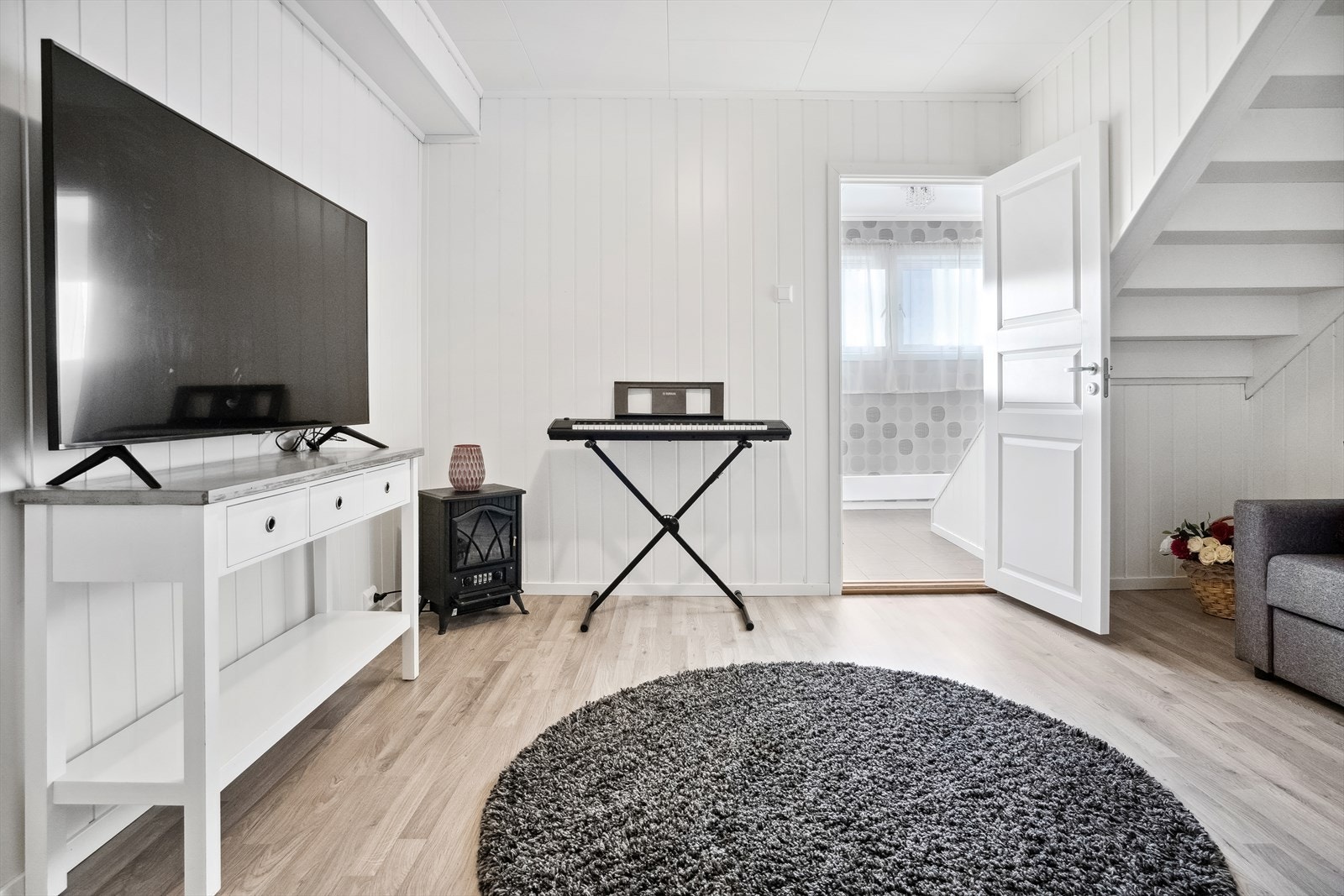 - Det er etablert en stue i underetasjen, rommet er i originale tegninger definert som redskap/sport. Arbeidet er ikke byggemeldt, se kommentar under "innhold" og "ferdigattest" i salgsoppgave for mer informasjon. Galleribilde