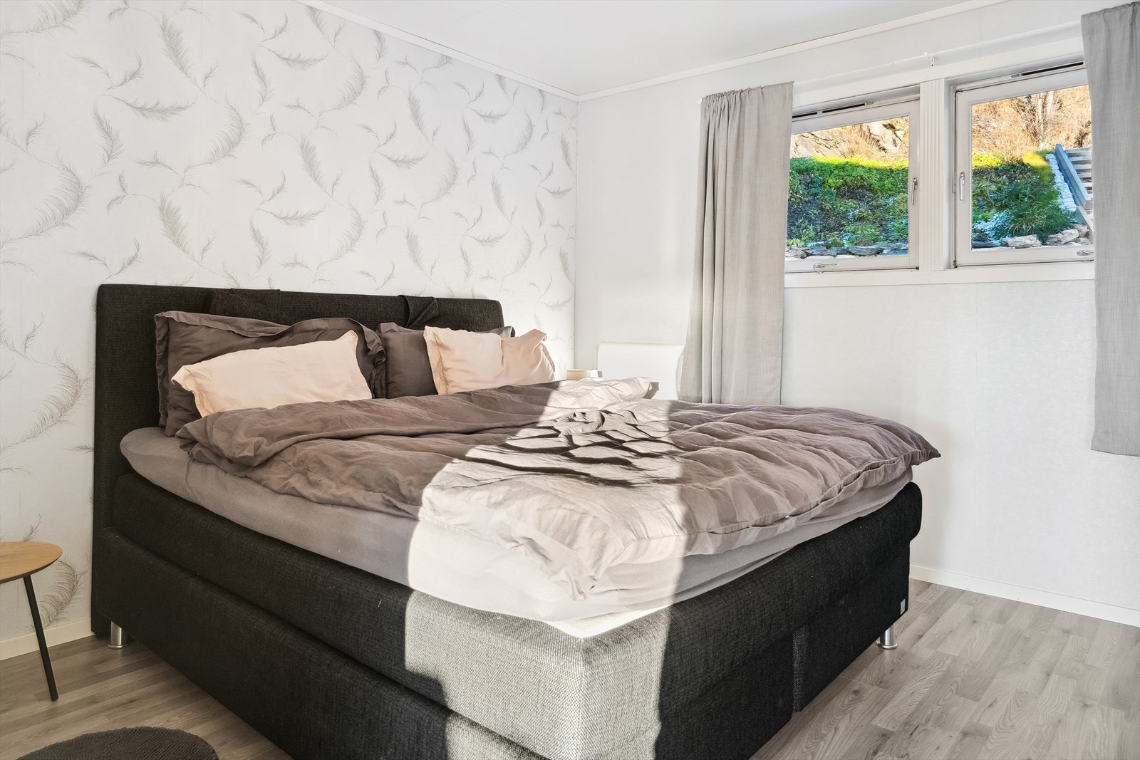 - Hovedsoverom med god plass til dobbeltseng og ... Galleribilde