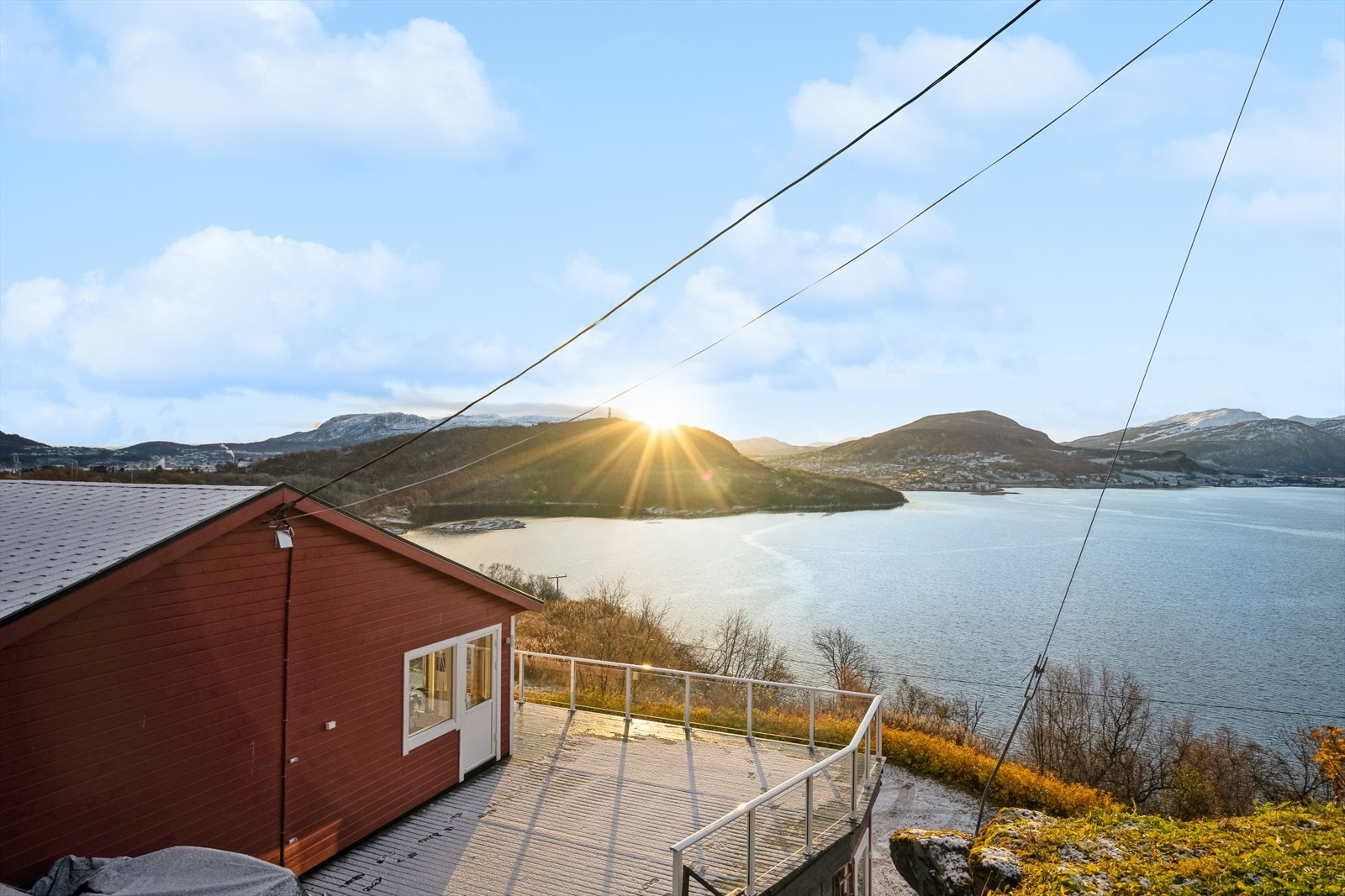 ... en nydelig utsikt. Fantastiske turområder sommer som vinter, populære Altevågen ligger rett ned i strandsonen. Galleribilde