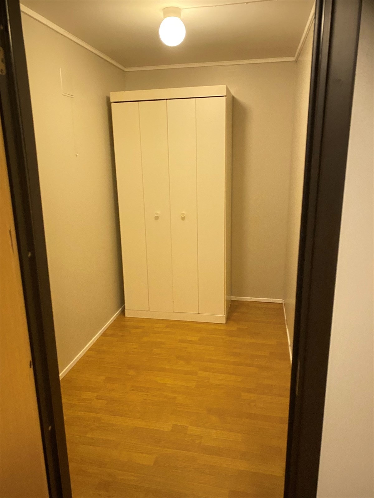 - Garderobe i tilknytning til sovenisje (selgers eget bilde). Galleribilde
