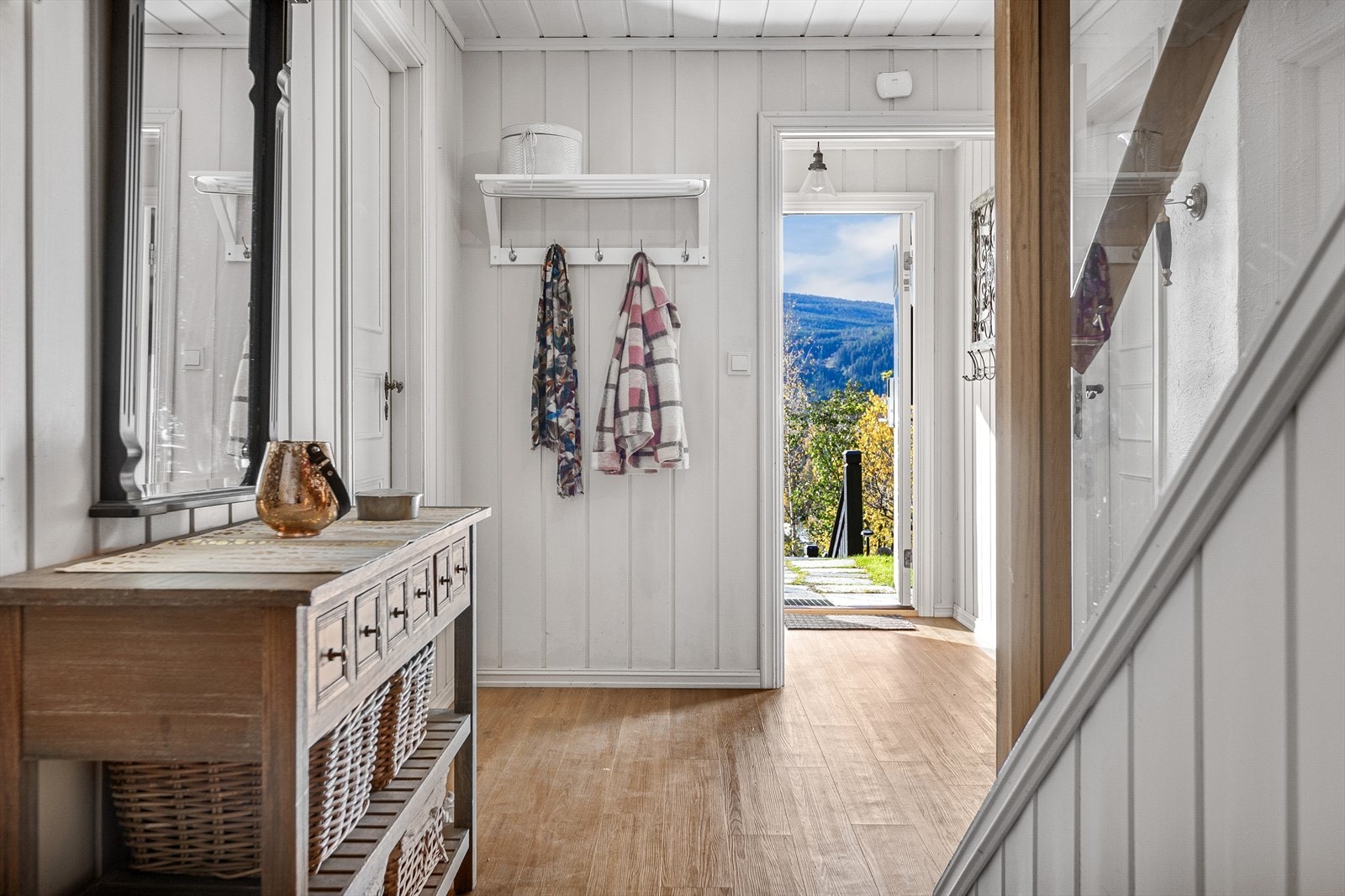 Velkommen inn! Gang med plass for å henge fra seg yttertøyet. Galleribilde