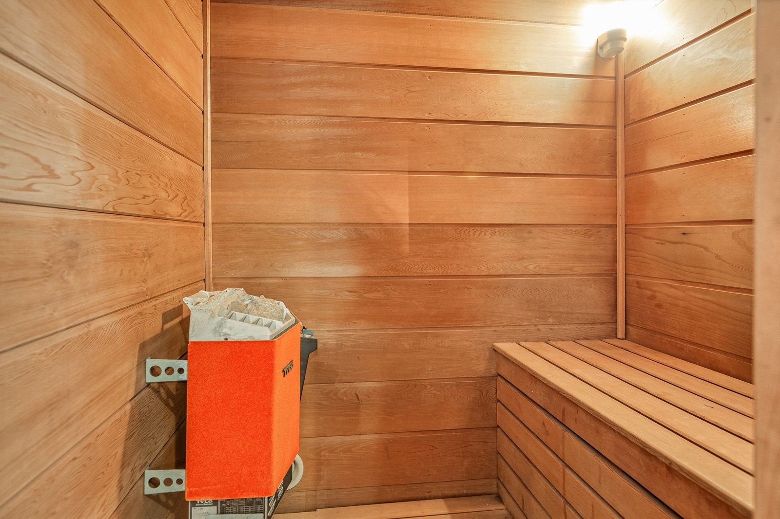 Fra badet i underetasjen er det tilgang til badstuen - det perfekte sted for avkobling etter en lang dag ute! Galleribilde