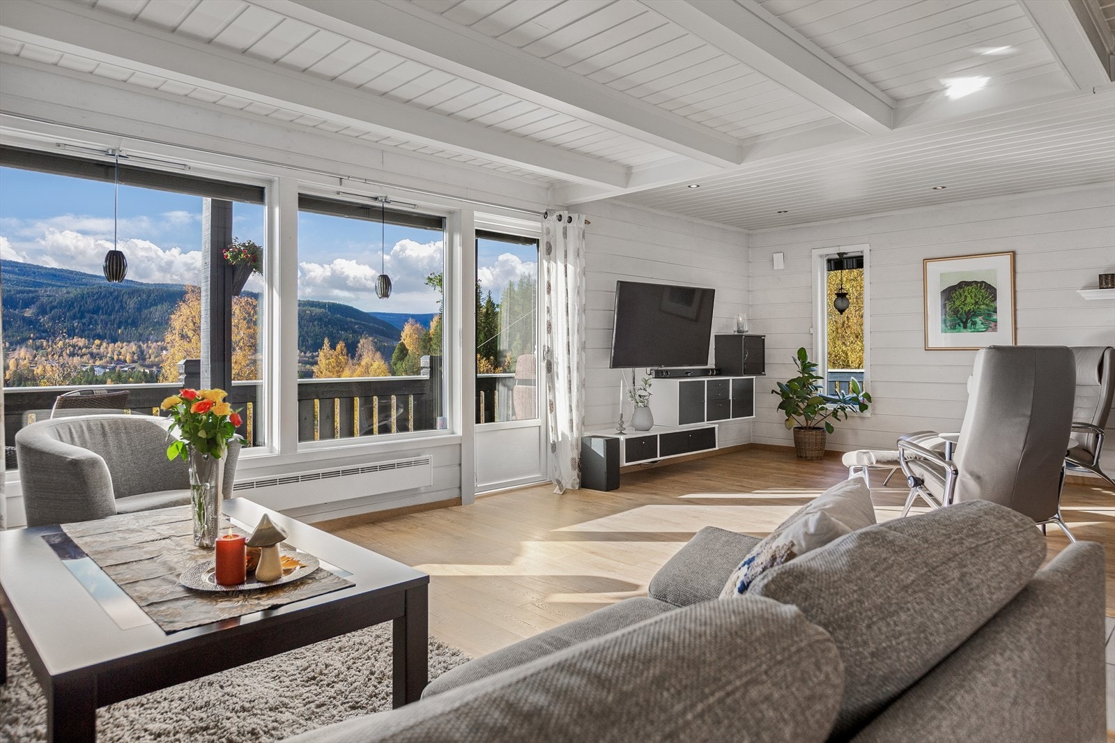 Stuen har lyse overflater og store vinduer som slipper inn godt med naturlig lys. Galleribilde