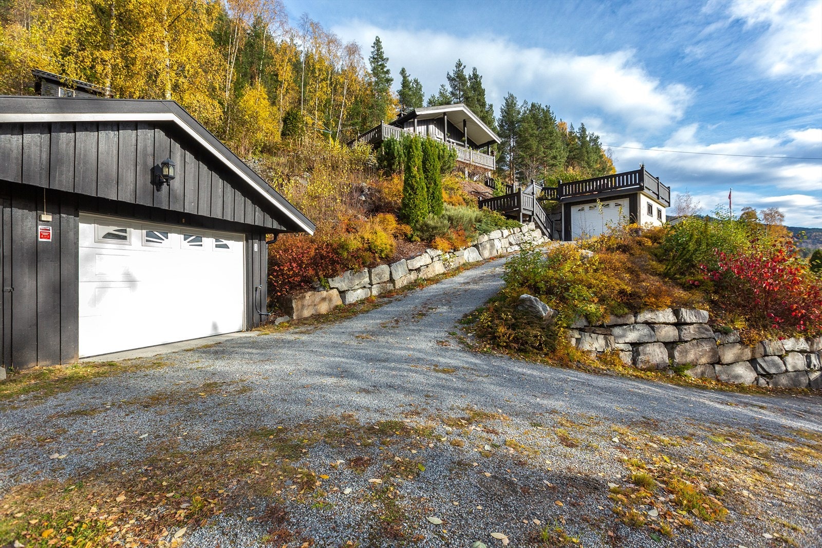 Eiendommen har to garasjer, den ene med terrasse på toppen. Galleribilde