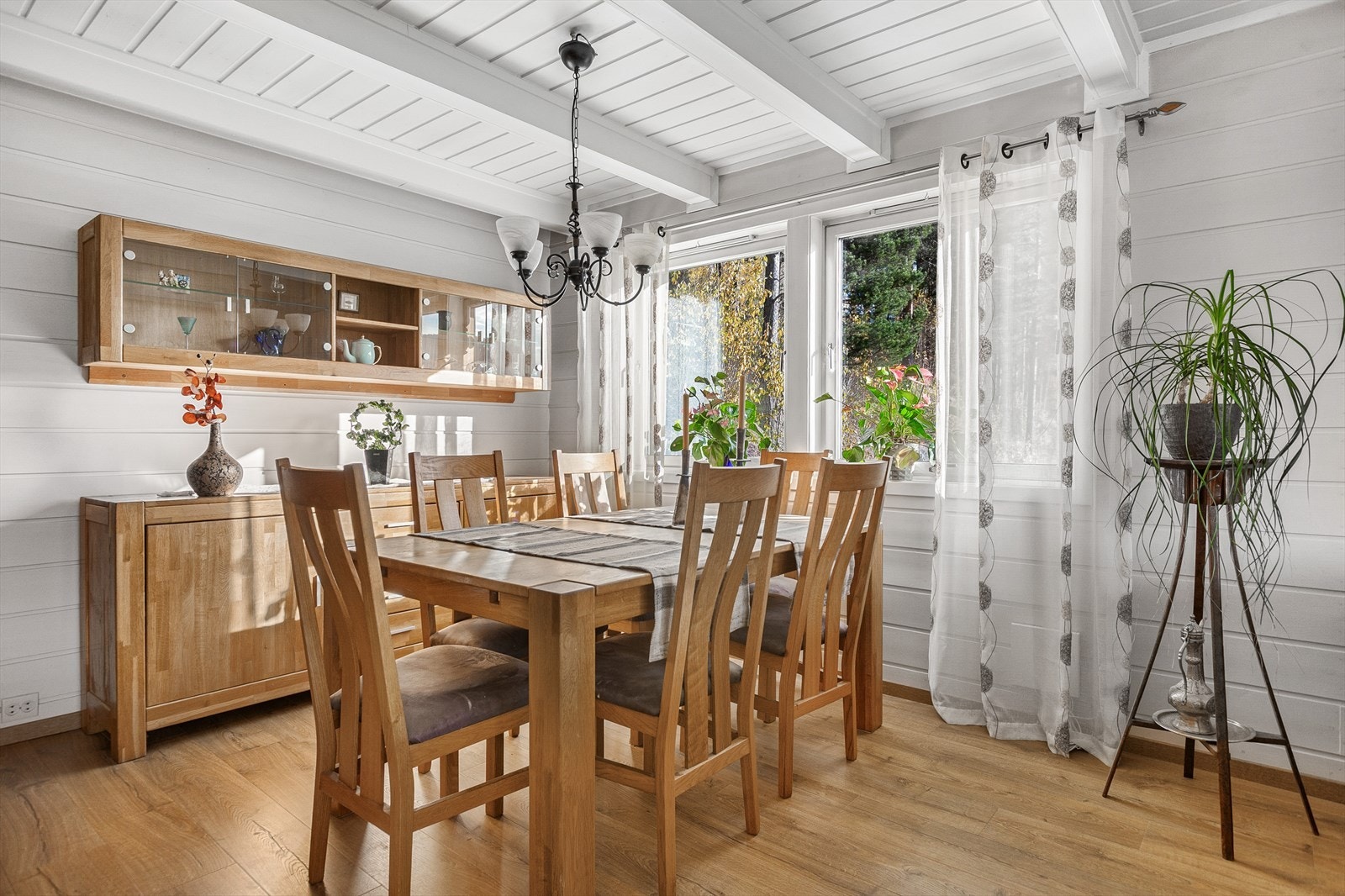Plass til spisestue for små og store lag. Galleribilde