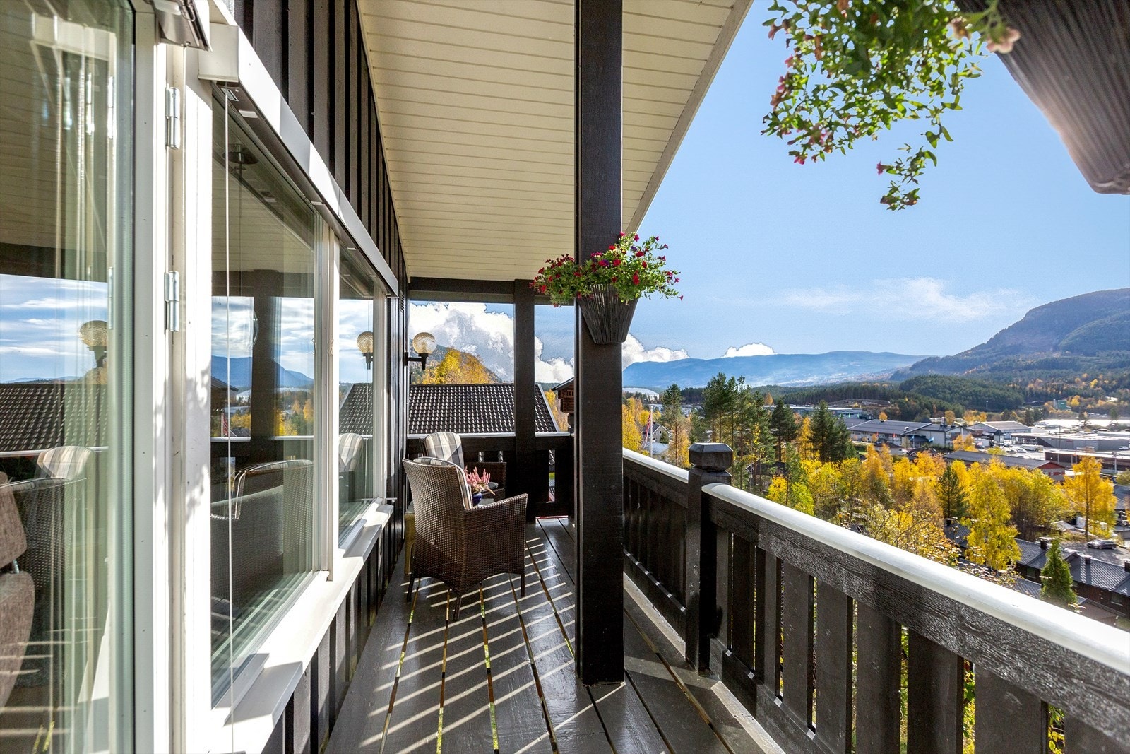 Fra stuen er det utgang til overbygd terrasse. Galleribilde