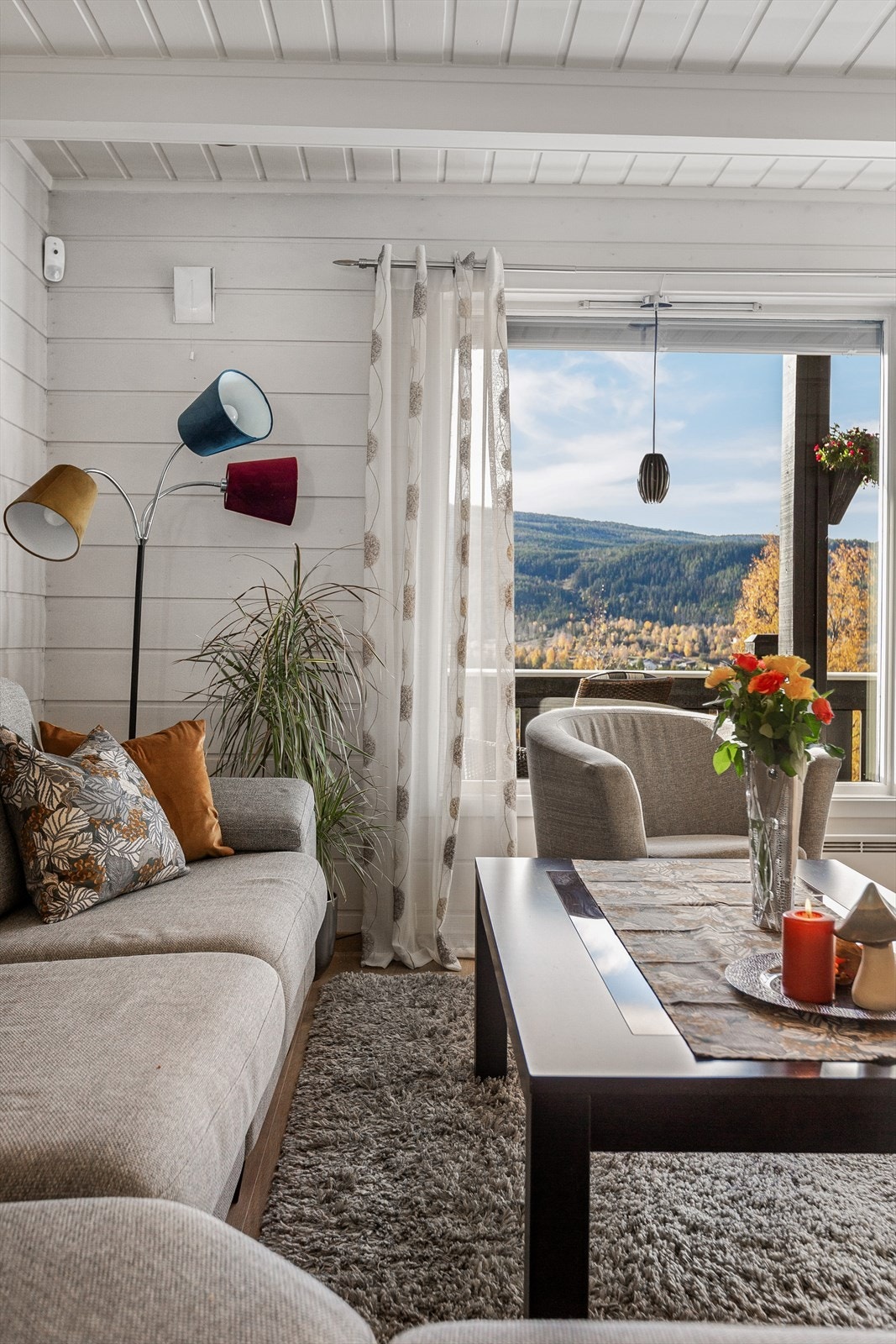 Stuen har lysmalte, panelte overflater. Galleribilde
