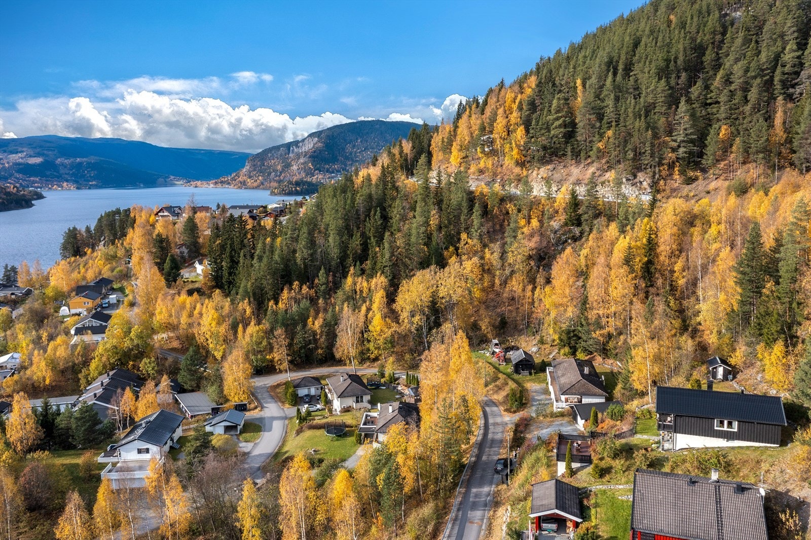 Eiendommen ligger litt opp fra Leira sentrum, med fin utsikt mot fjellområder, Fagernes og Strandefjorden. Galleribilde