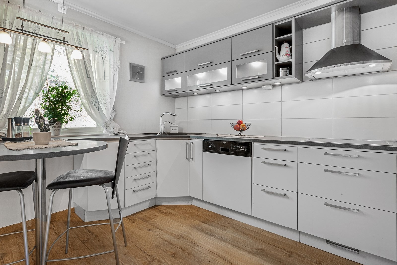 Kjøkken med frokostplass. Galleribilde