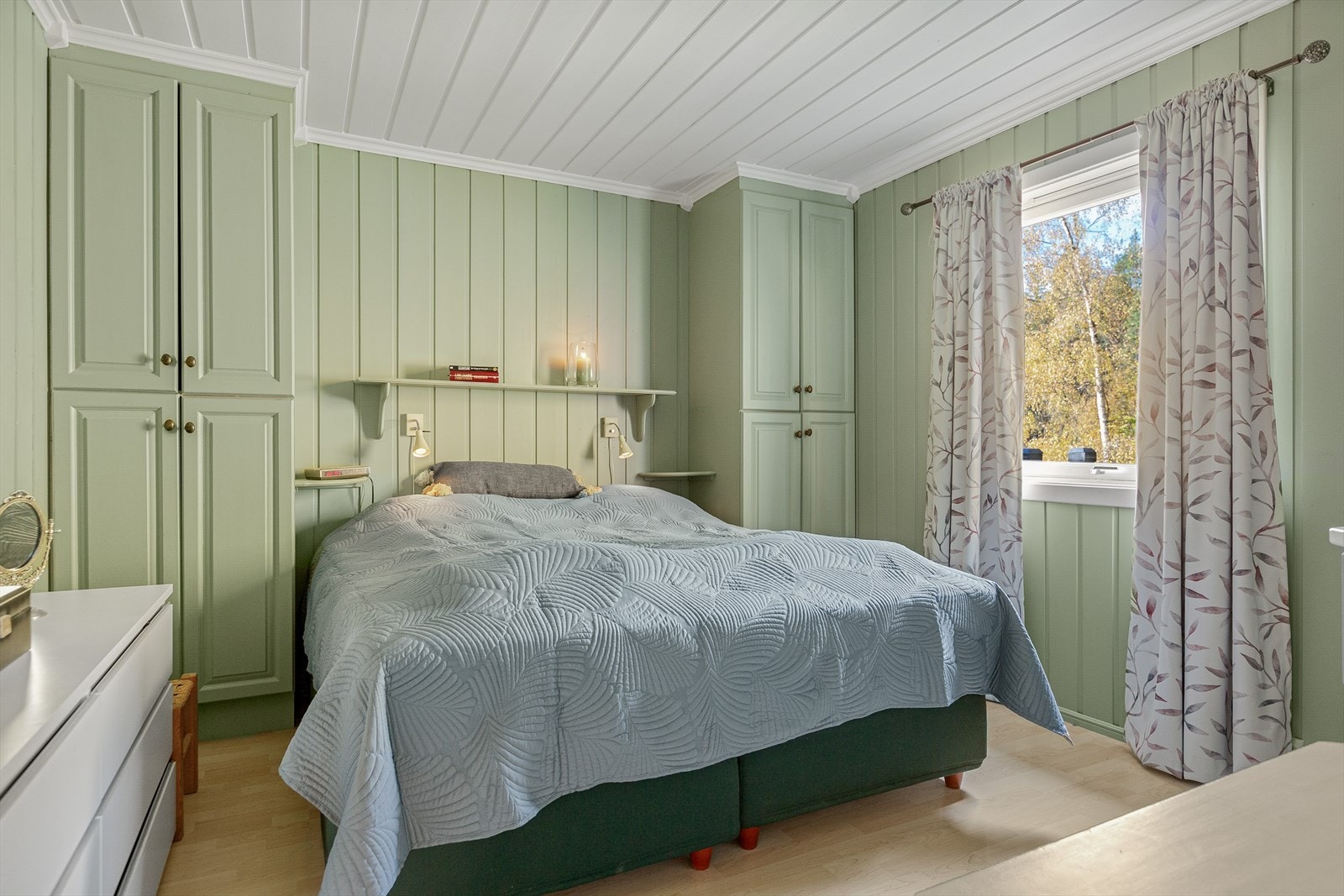 Hovedsoverom med plassbygd garderobeløsning. Galleribilde