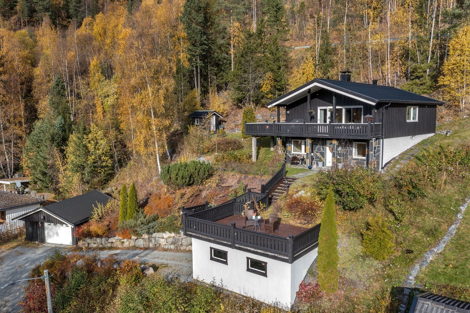 Innholdsrik eiendom med to garasjer og fine uteplasser. Galleribilde