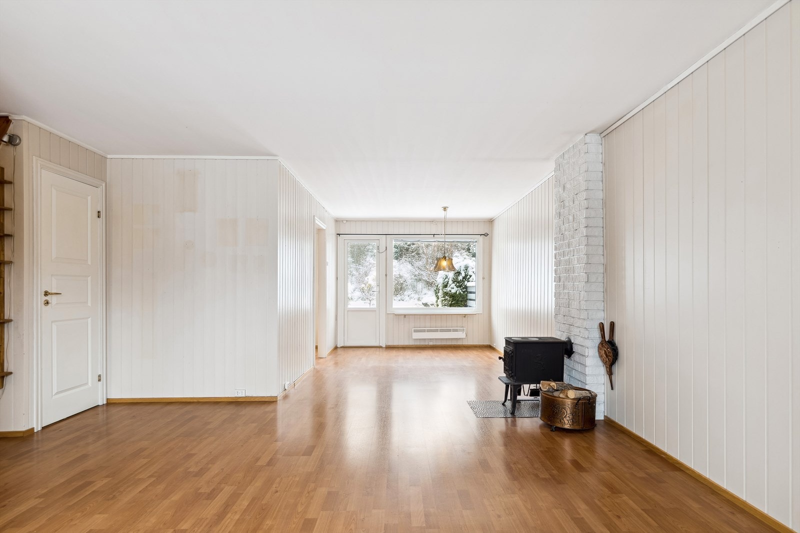 Stuen er lys og har godt lysinnslipp Galleribilde