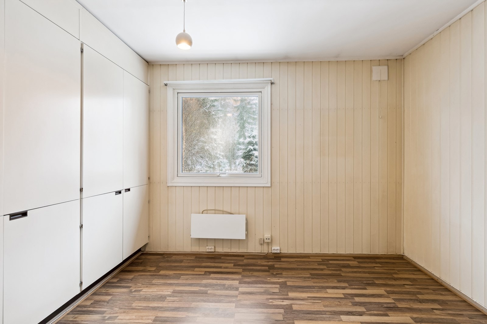 Dette soverommet har utsikt til hagen og skogarealet Galleribilde