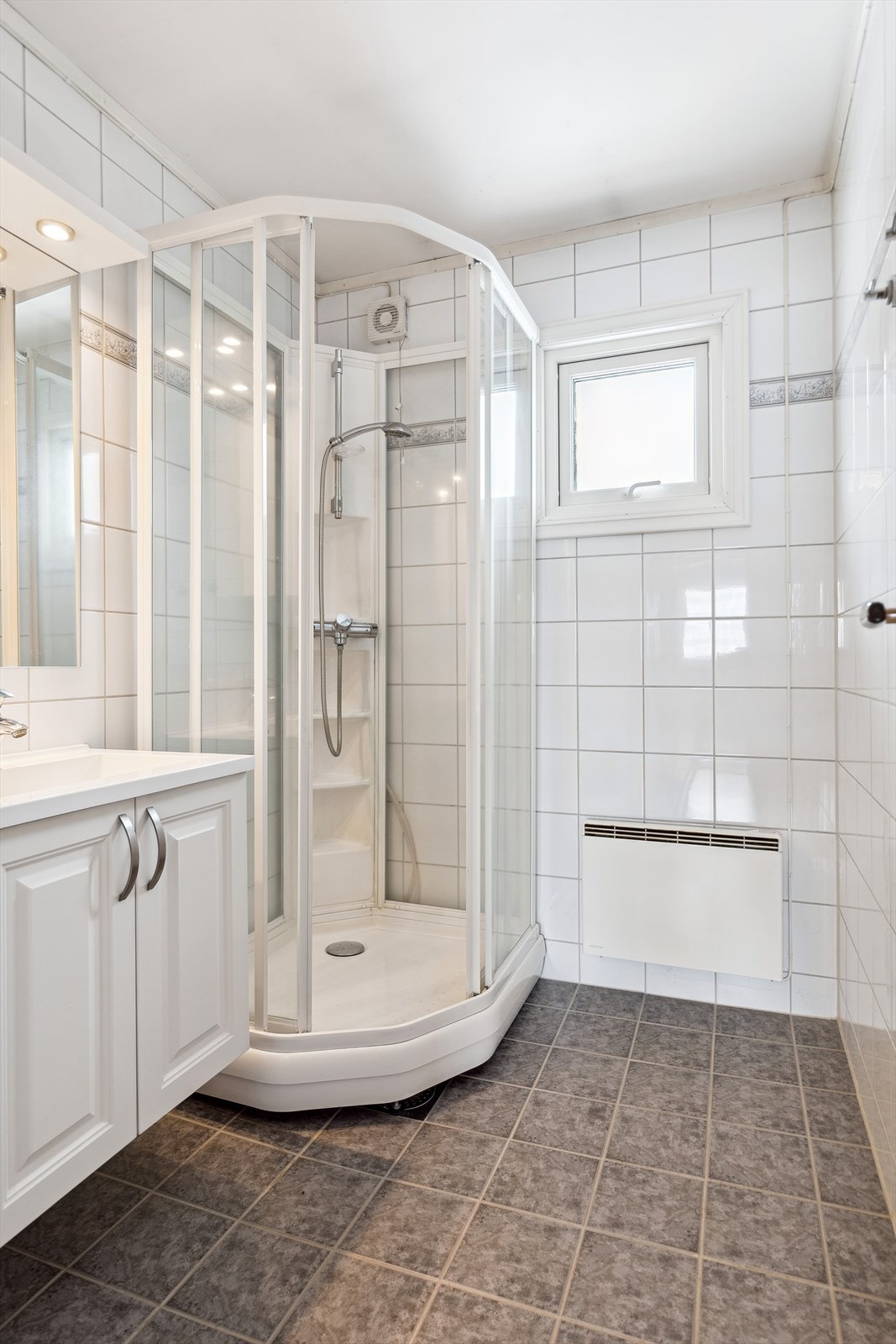 Badet har et moderne og stilrent inntrykk Galleribilde