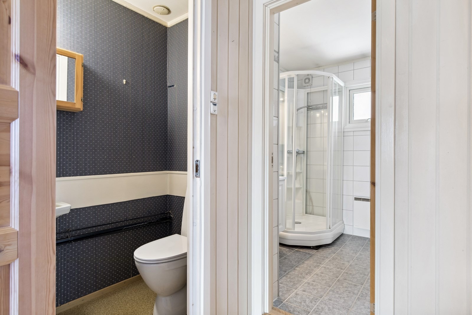 WC ved siden av bad med hovedsakelig original standard Galleribilde