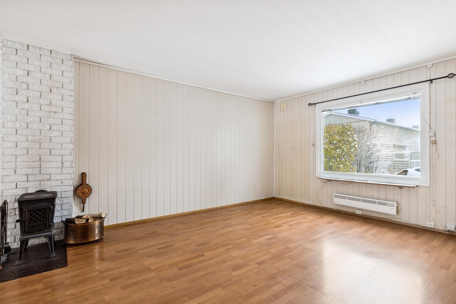 Stuen har behov for et malingsstrøk, men ellers overflater og god stand Galleribilde