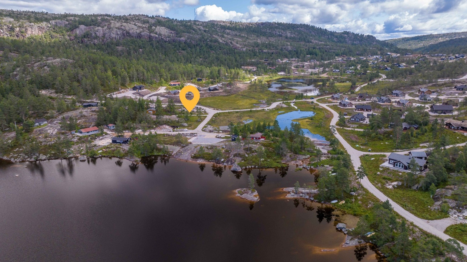 Dronefoto over området med tomt markert Galleribilde