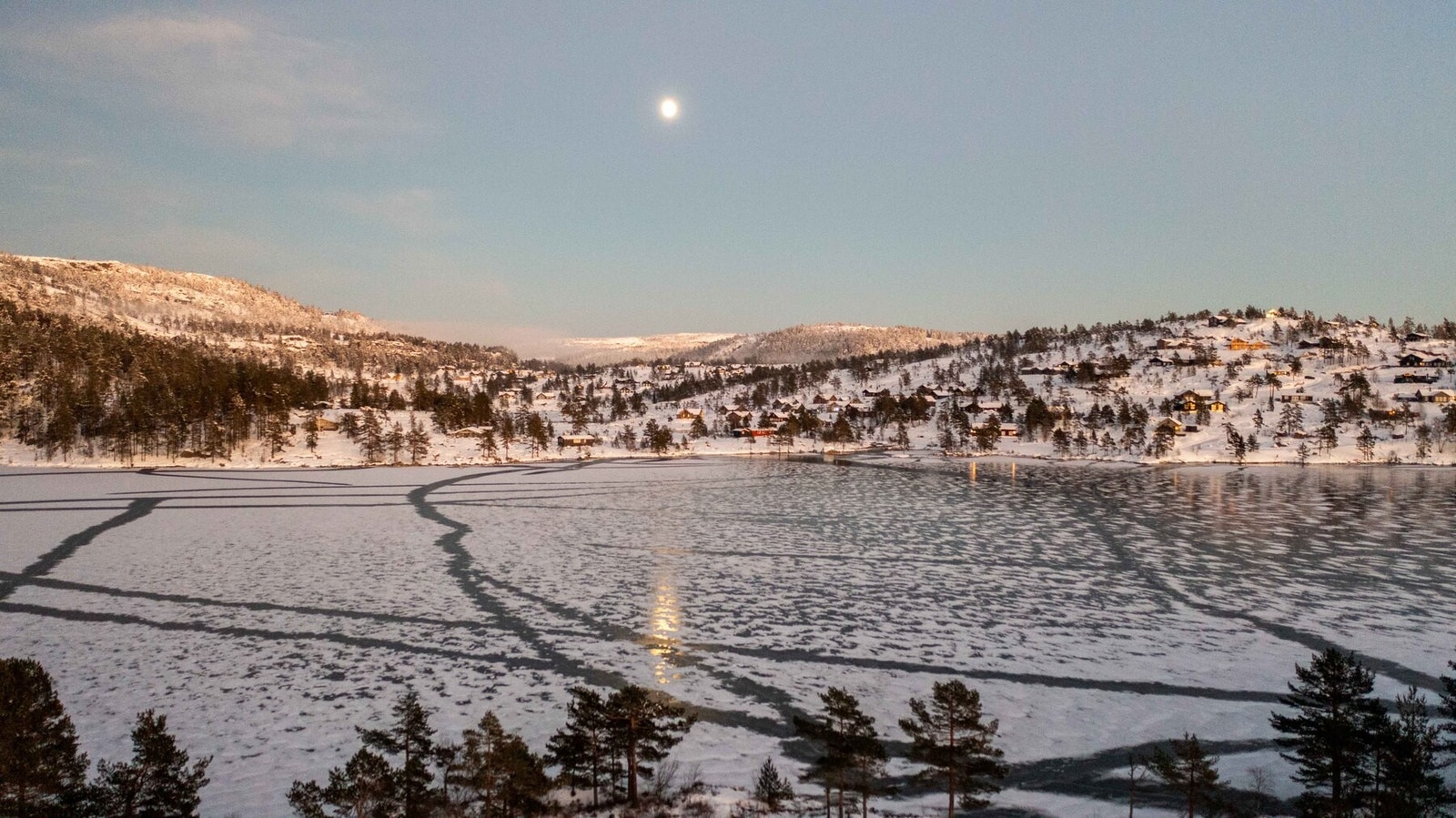 Isen er i ferd med å legge seg over Rosstjønn Galleribilde