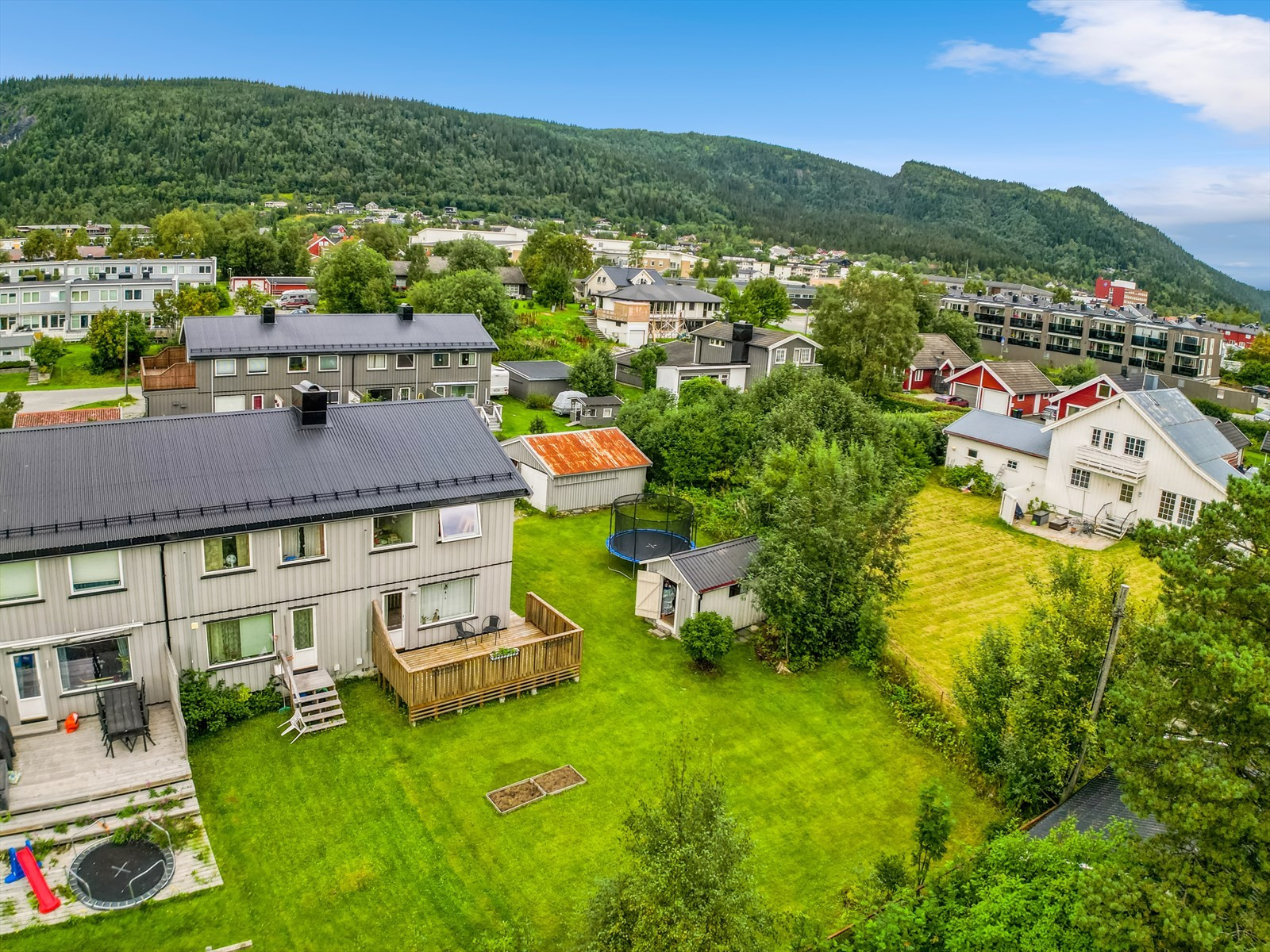 Tiltalende og attraktiv enderekkehus i et meget populært område på Selfors. Stor og solrik tomt. Garasje med strøm