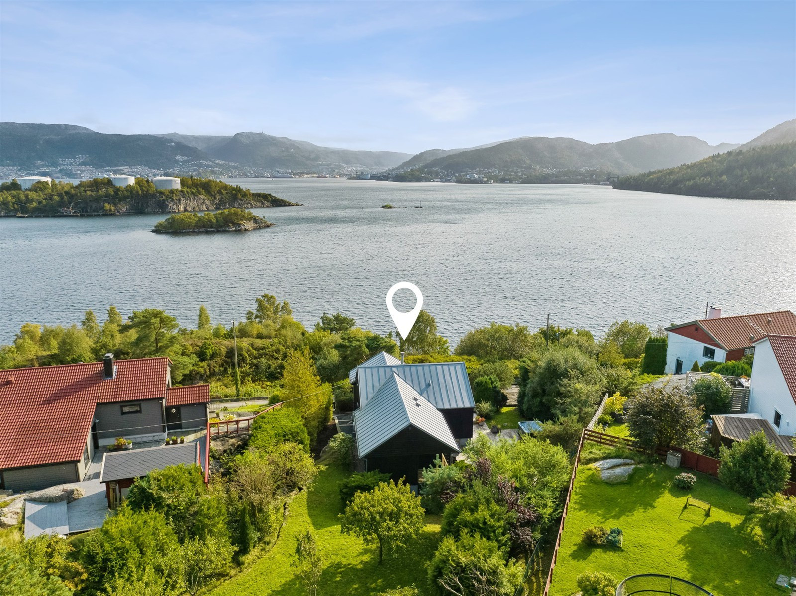 Rålekker enebolig med storslått utsikt mot byfjorden. Gangavstand til Kleppestø senter. Herlige uteområder.